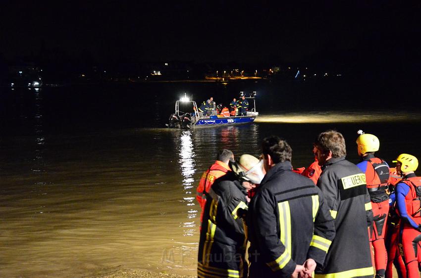 Einsatz BF Koeln PKW im Rhein Mondorf Hersel P015.JPG